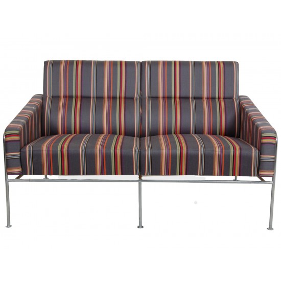 For Sale Arne Jacobsen 2.seater 3302 sofa in Paul Smith fabric